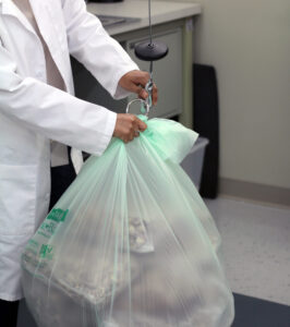 Le fodere compostabili realizzate con i nostri polimeri biodegradabili vengono prima testate per verificarne la capacità di carico.