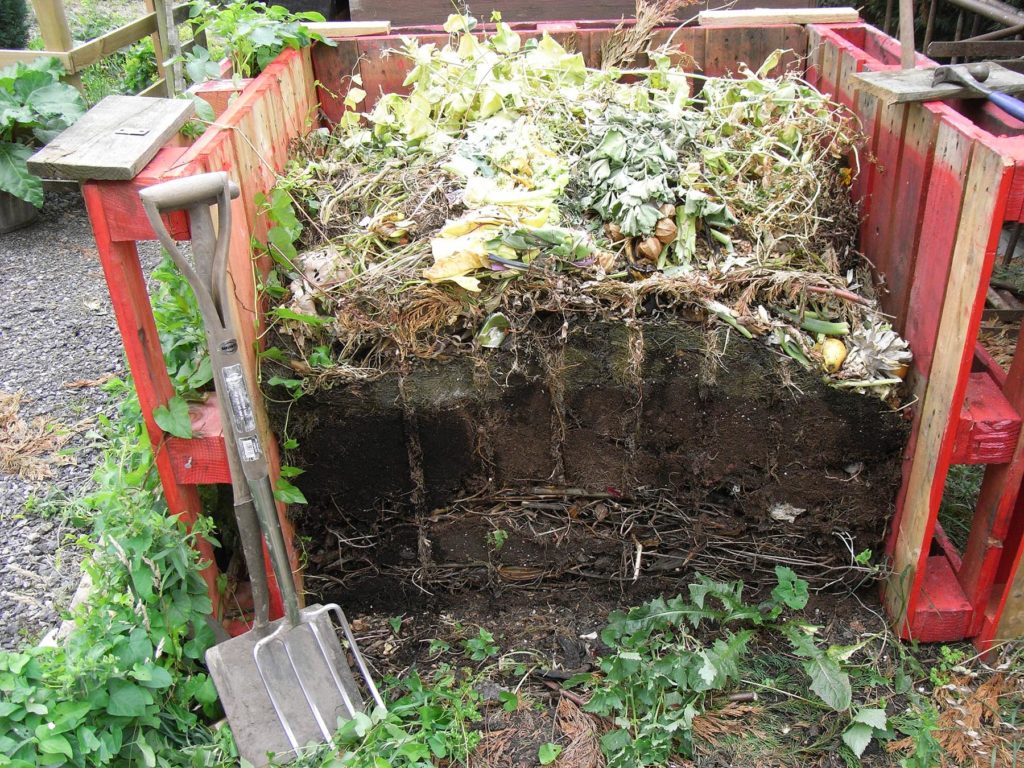 Gli ambienti di compostaggio domestico sono un ottimo esempio di compost a ciclo chiuso.