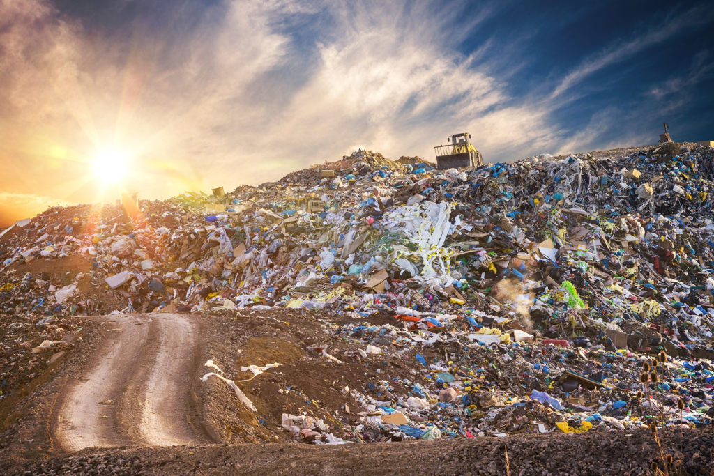 Gli scarti organici e alimentari inviati in discarica non hanno la possibilità di decomporsi nell'ambiente giusto, rilasciano gas nocivi e non riescono a completare il ciclo chiuso del compost.